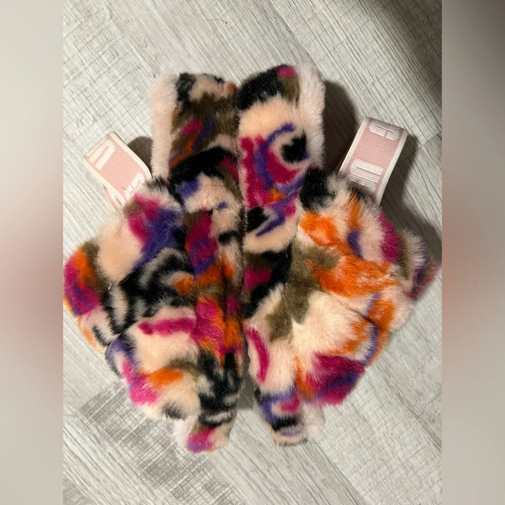 UGG FLUFF YEAH LOGO SLIDES Motlee Furry Chunky Wedge Graffiti Pink Platform Punk